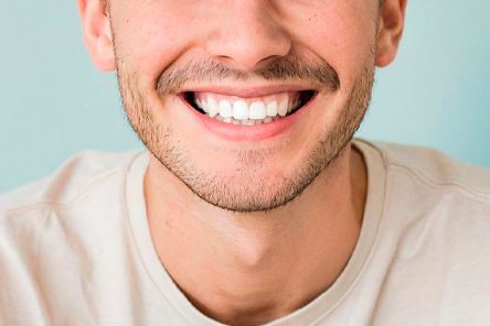 Мужчина улыбается зубами